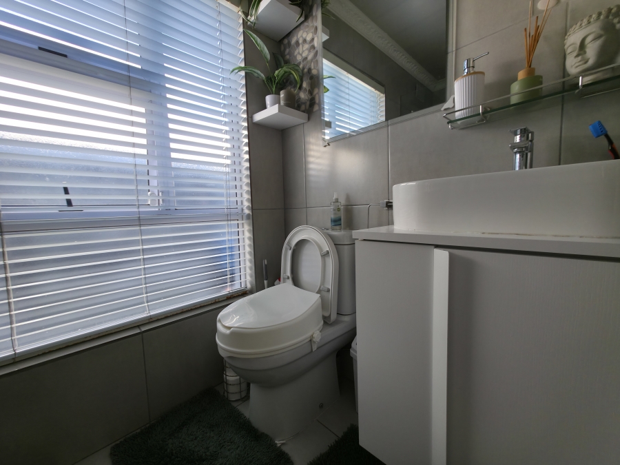 3 Bedroom Property for Sale in Electric City Western Cape